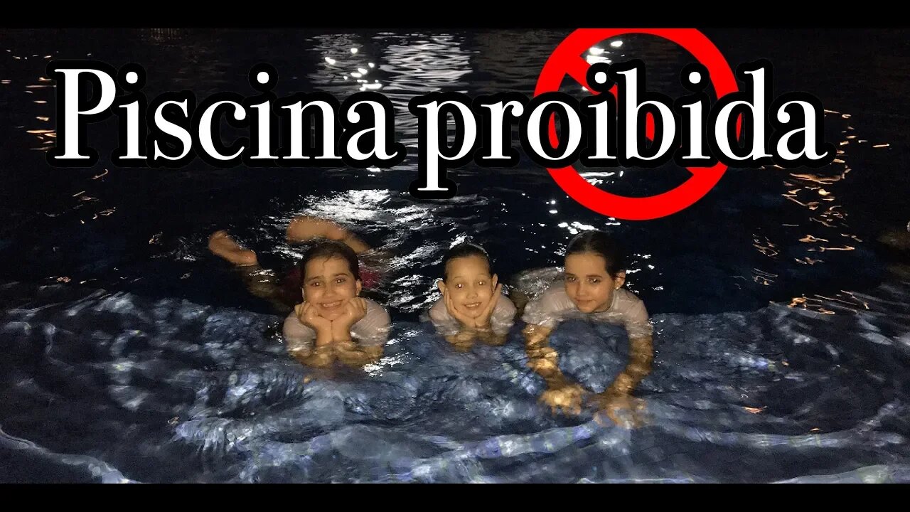 BRINCANDO NA PISCINA / ENTRAMOS na PISCINA A NOITE! - 3 irmãs demais