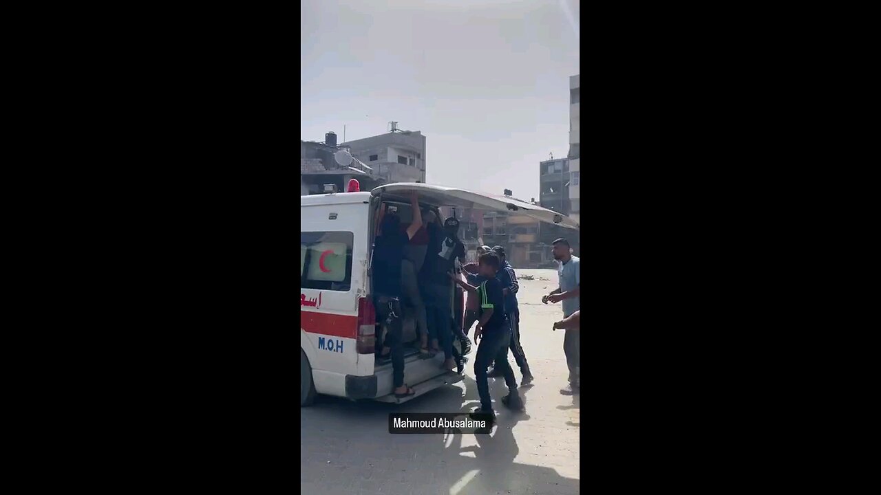 استهداف مدرسة نازحين شمال القطاع ، الشظايا تسقط على المسعفين وهي تنقل الشهداء جراء القصف المتواصل