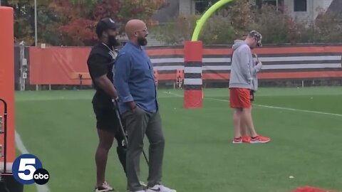 Browns LB Anthony Walker Jr. returns to practice to watch on Wednesday afternoon