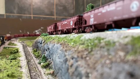 N Scale BNSF ballast train headed to Glcier Pass