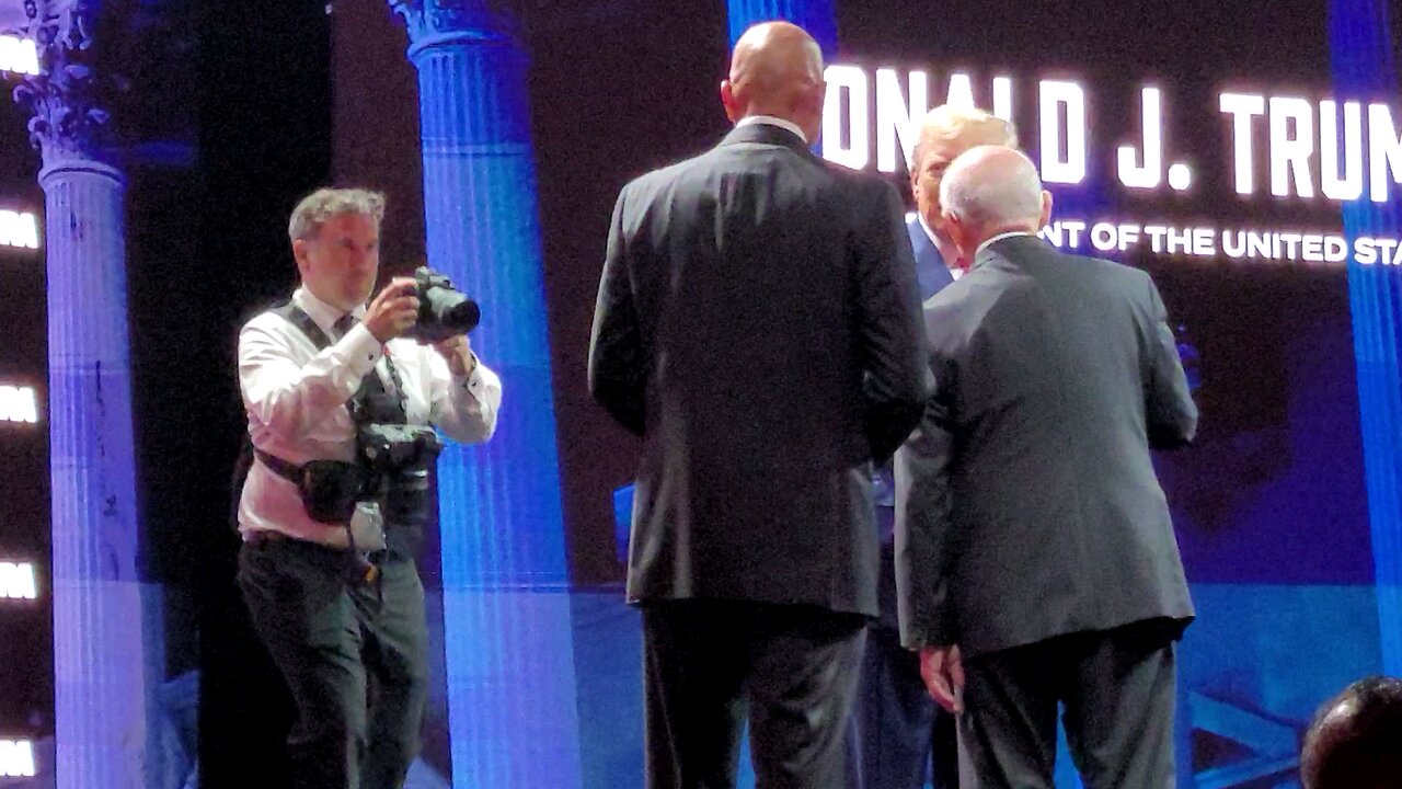 NGƯỜI YÊU ĐÃ ĐẾN!