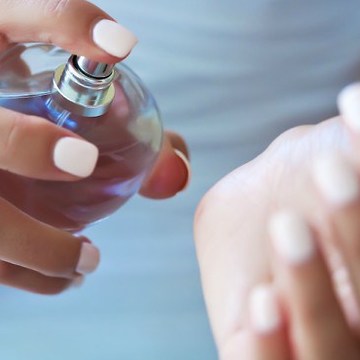 Spritz Your Perfume in the Morning, and You'll Still Smell Lovely at Night with THIS Genuis Trick