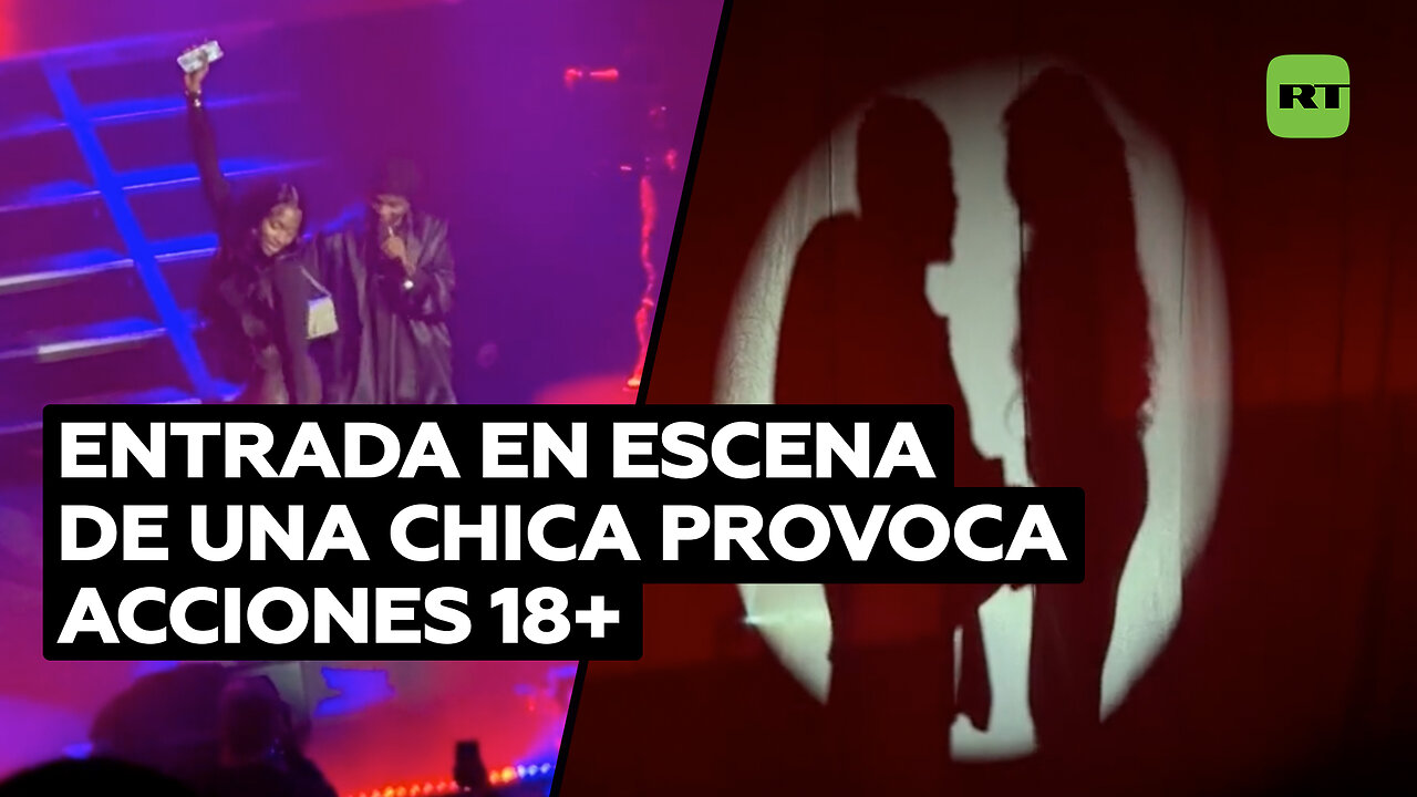 Estrecho contacto entre una fanática y un cantante en un concierto