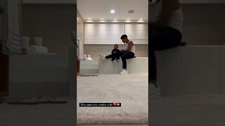 Coutinho arrumando o cabelinho do filho