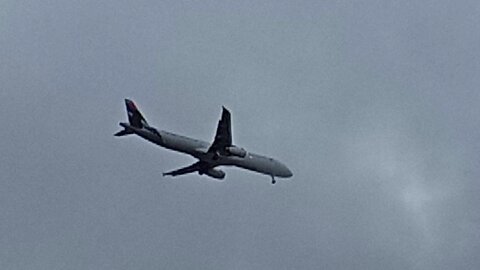 Airbus A321 PT-MXB vindo de Guarulhos e Airbus A320NEO PR-YRE vindo de Belém para Fortaleza