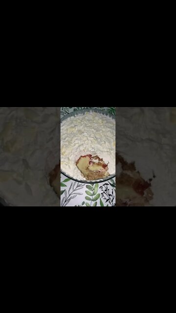 PAVÊ DE NINHO COM GELEIA DE MORANGO 🍓😋 | Receitas #Shorts