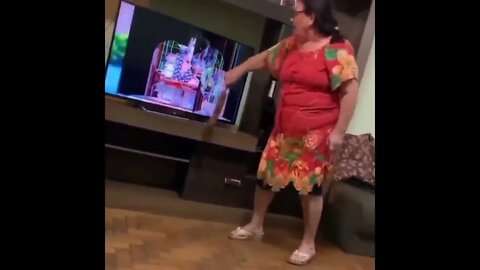 BBB 22 - Senhora revoltada com o resultado do BBB quebra a televisao