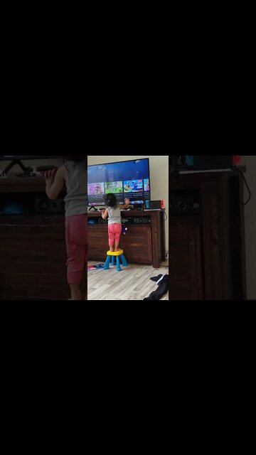 She thought the TV is touchscreen 🤣 #shorts