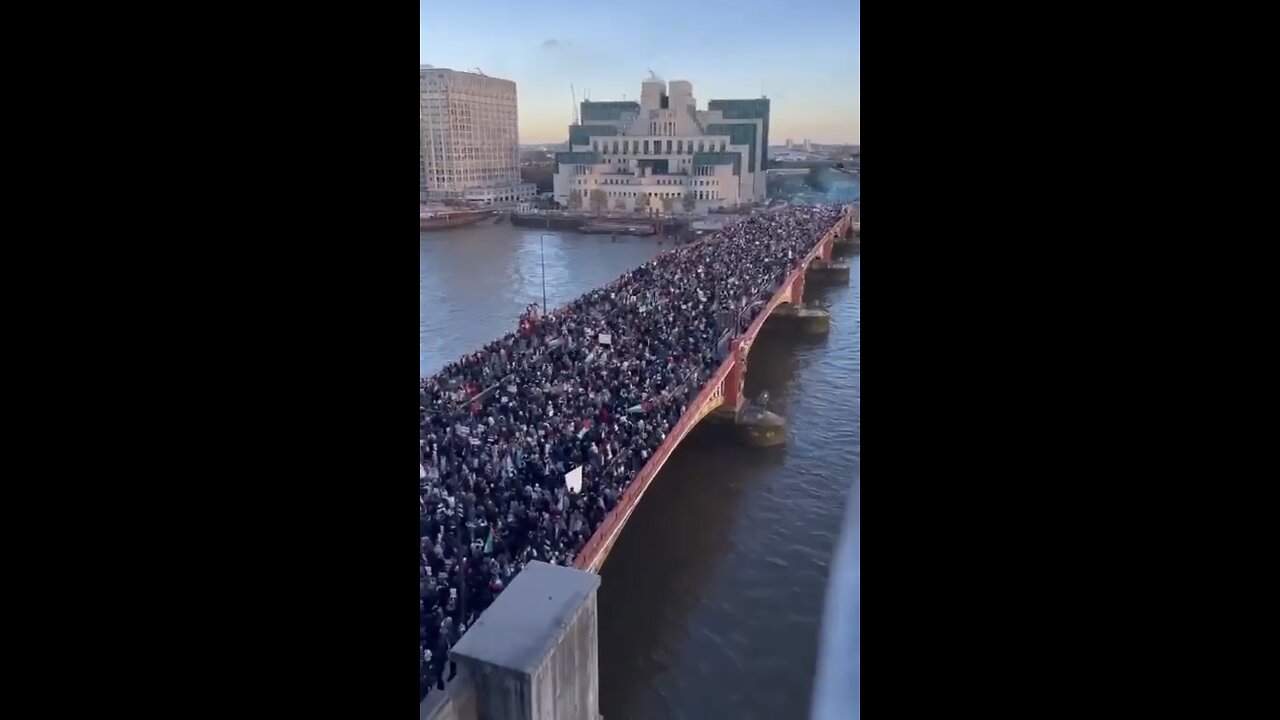 London bridge is filled with Palestinian supporters