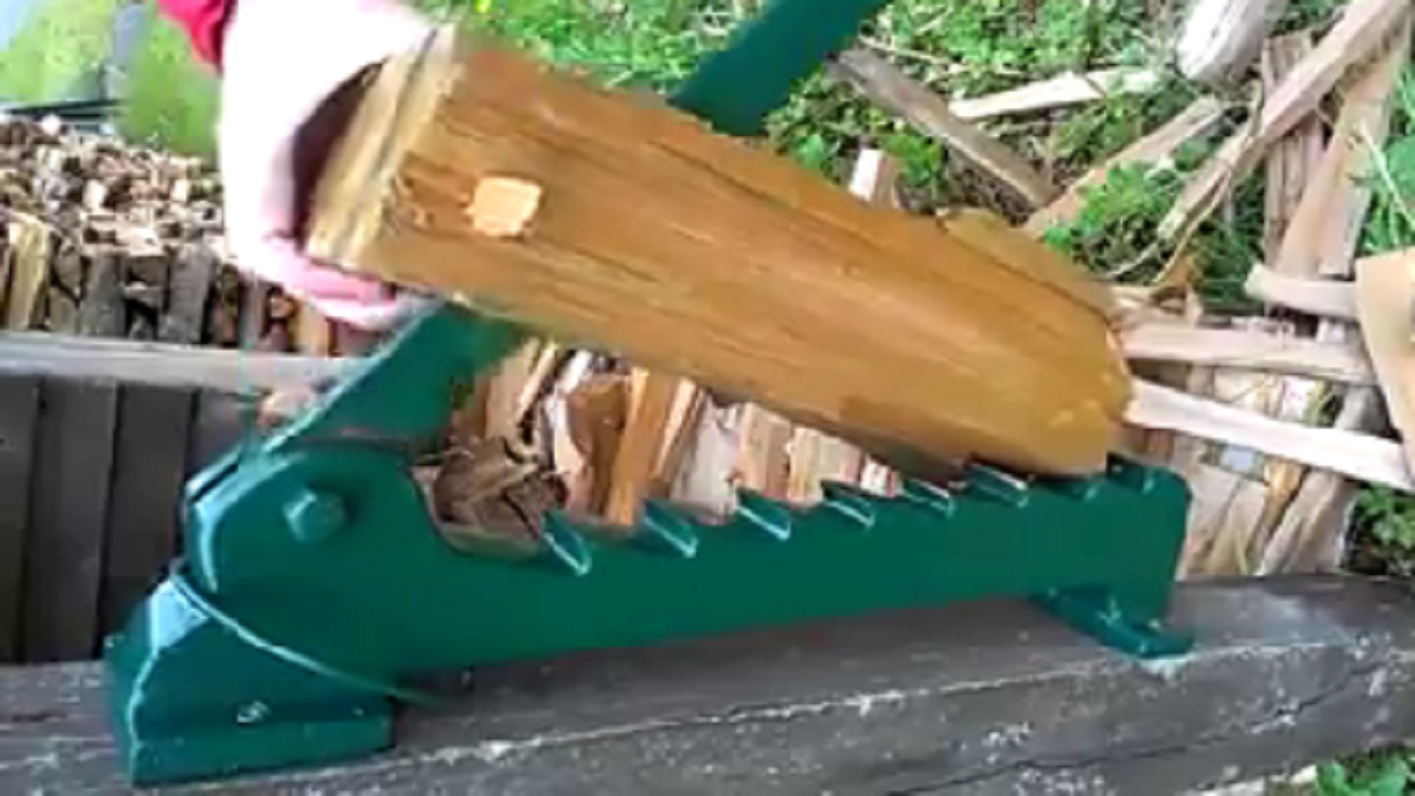 Interesting firewood-chopping device