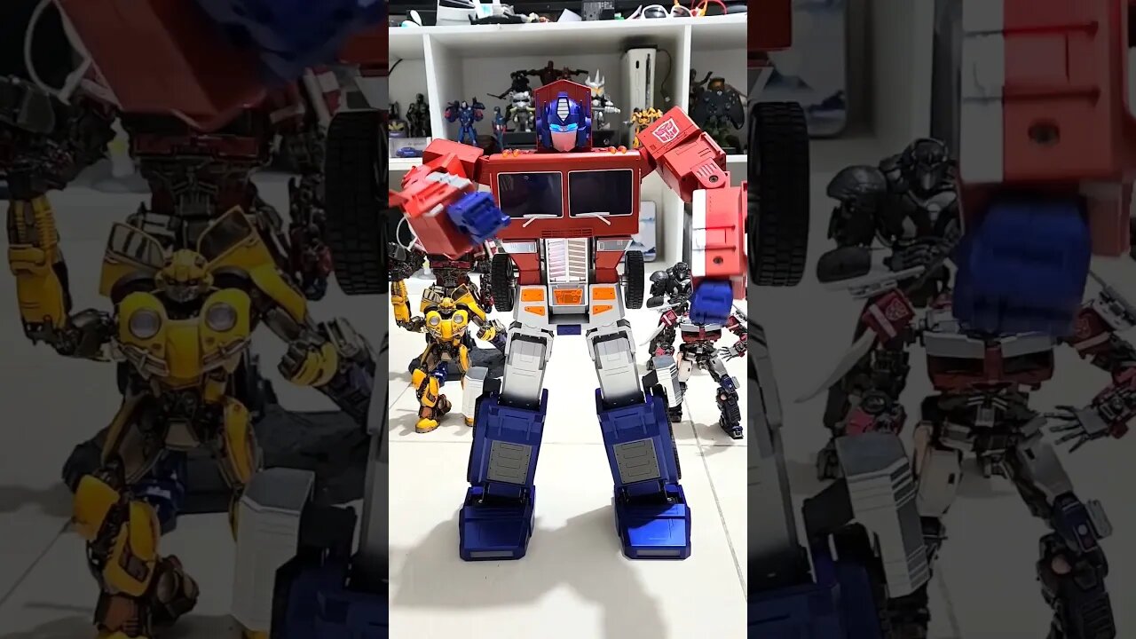 Trending Optimus Prime Auto converting and real transforming voice activated robot #robosen #shorts