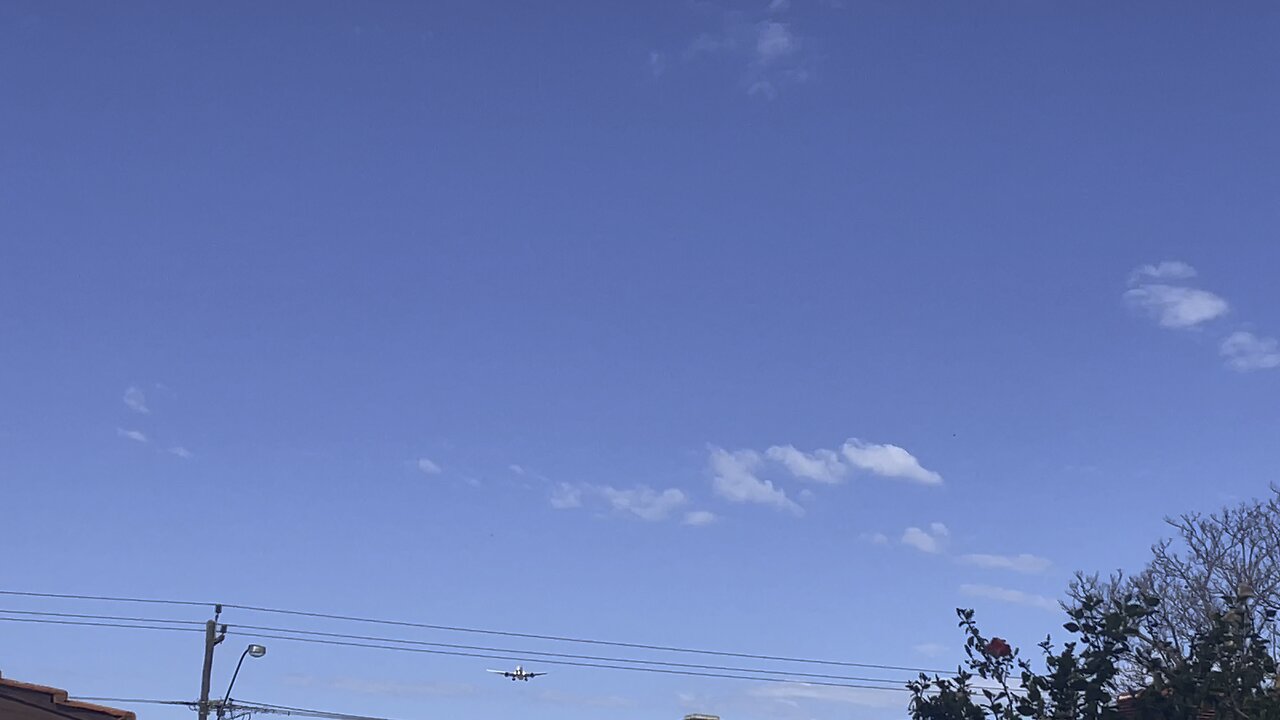 Qantas 787-9 short final runway 06 Perth YPPH from London