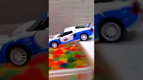 CARROS COLIDINDO COM BOLAS FLUTUANTES #shorts #short