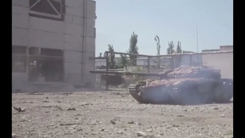 Ukrainian MBT firing on Russian positions in Severodonetsk city!