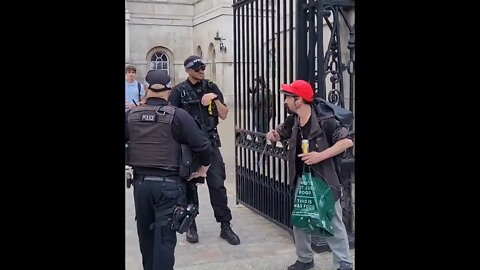 Police tri to take a bottle from drunk man #horseguardsparade