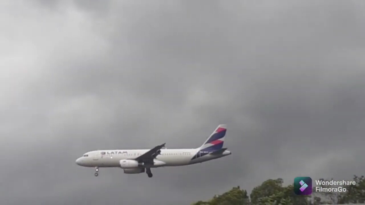 Boeing 737-800 PR-GUP vindo de Belém/Airbus A320 PR-MAK vindo de Fortaleza