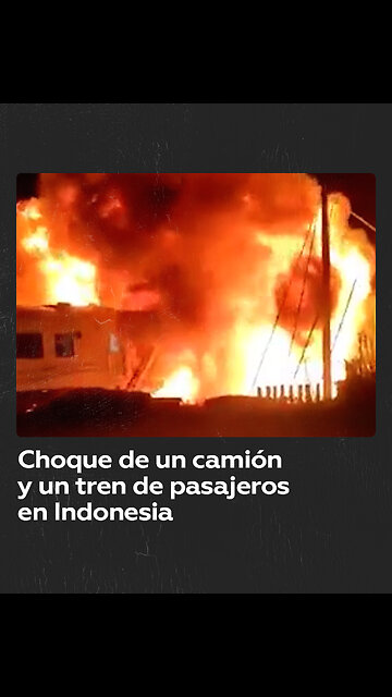 Un camión estalla en llamas tras ser embestido por un tren en Indonesia