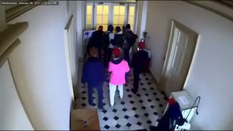 THE RIOTERS FROM JAN 6TH 2021 WERE LET IN FROM THE INSIDE, this video seems to show this