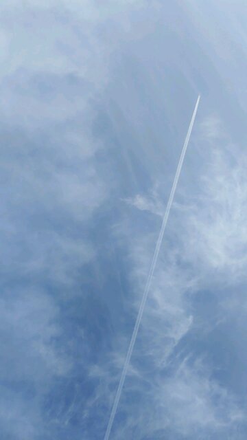 Strange Jet Contrail Goes All The Way To The Ground Like A Rocket Taking Off | Atmospheric Optics