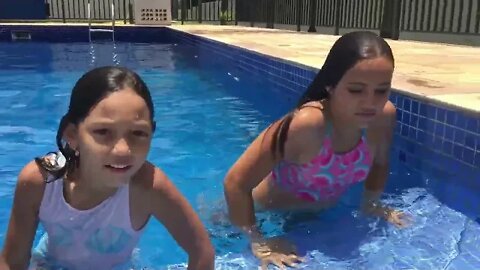 DESAFIO NA PISCINA / NÃO AGUENTO MAIS MINHA IRMÃ 3 IRMÃS DEMAIS