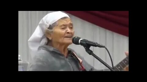 Com idade de 90 anos adorando a Deus - ALABANZAS-CRISTIANAS