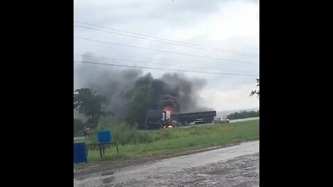 Caminhões colidem de frente e pegam fogo, em Ubiratã