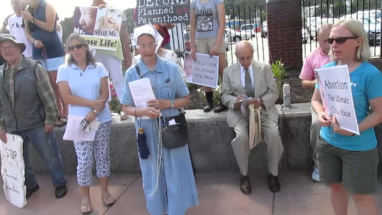 Pan of crowd at planned parenthood protest 8 22 15 fitchburg