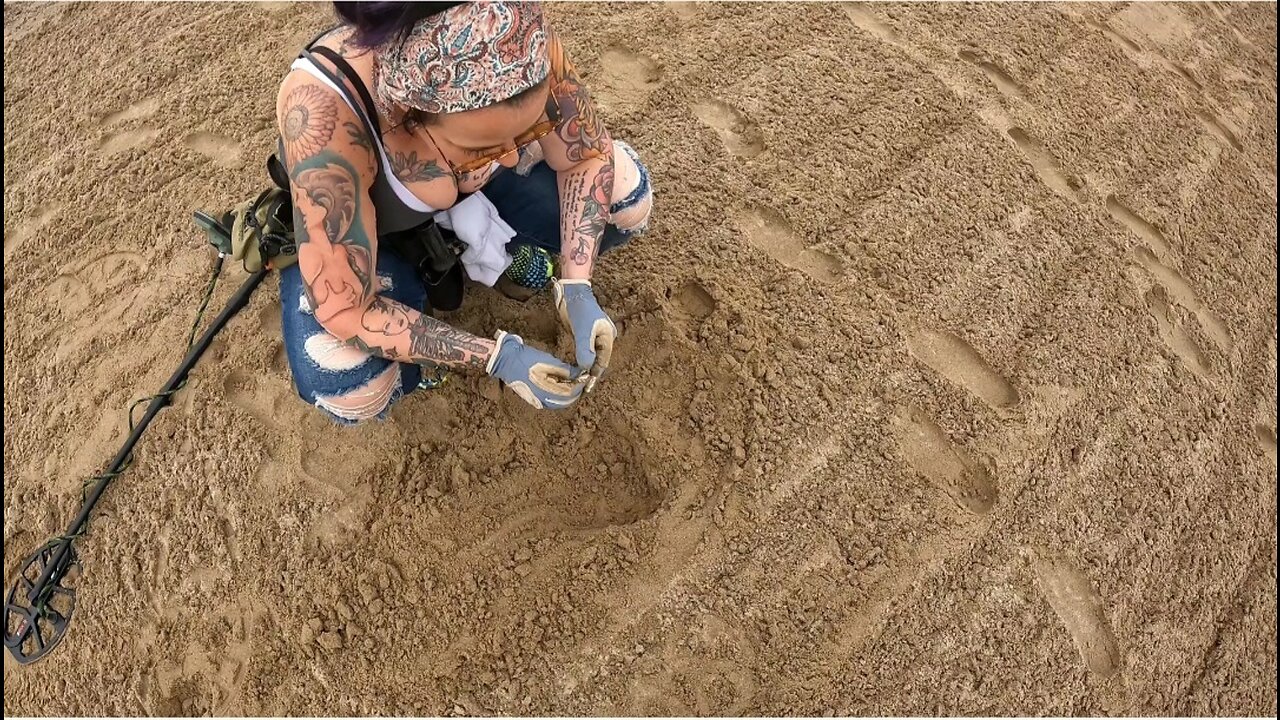 She finds 2 rings in 1 hole, and something VERY SPECIAL while Beach Metal Detecting today