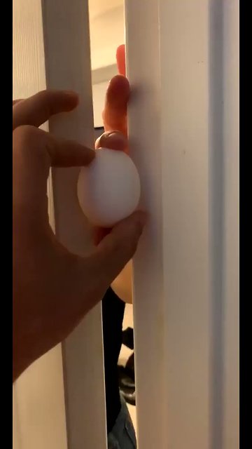 Kid tricks mom with hilarious egg prank