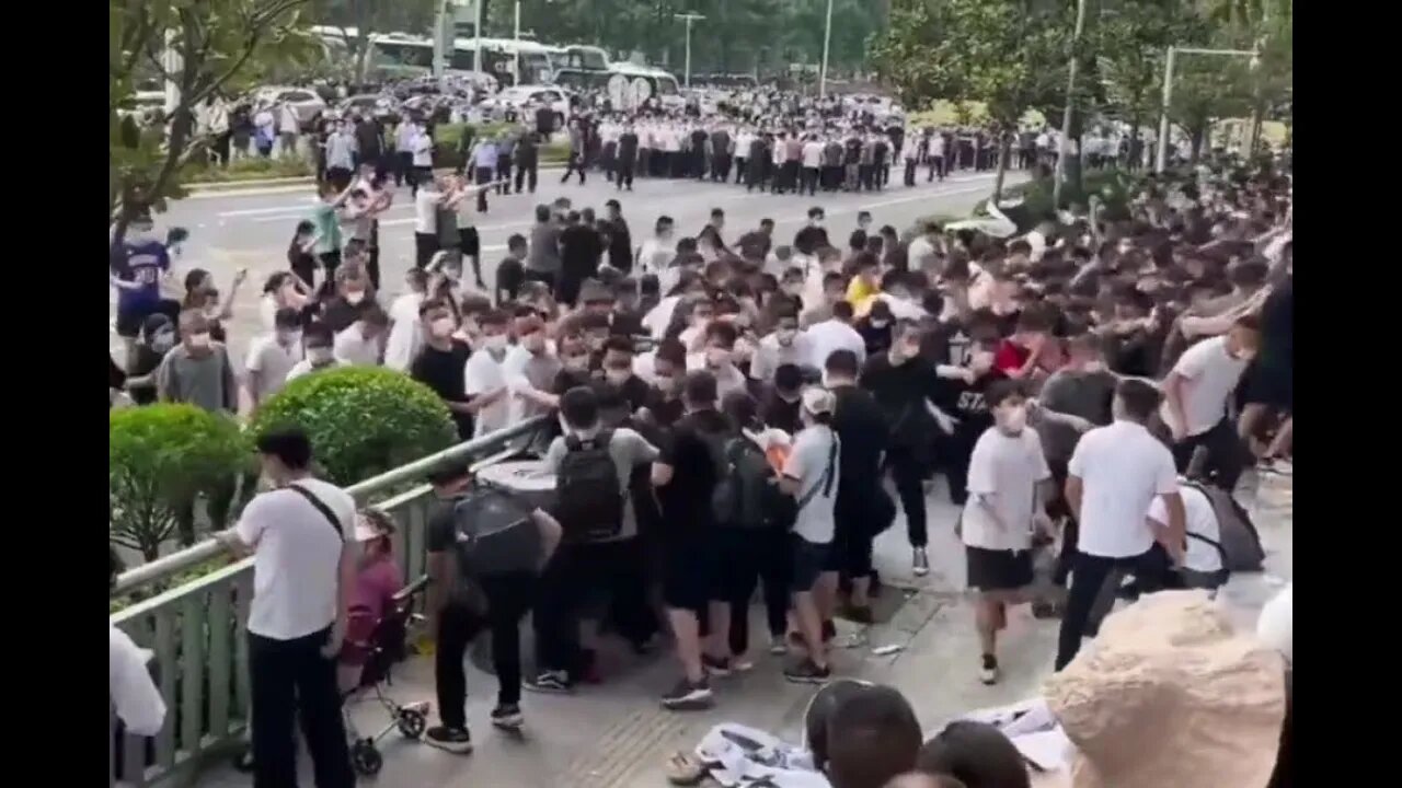 Massive Bank Run In China -TURNS VIOLENT!