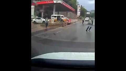 🤣 Dash cam shows police officer throws himself onto a car to get sick leave in China, gets caught