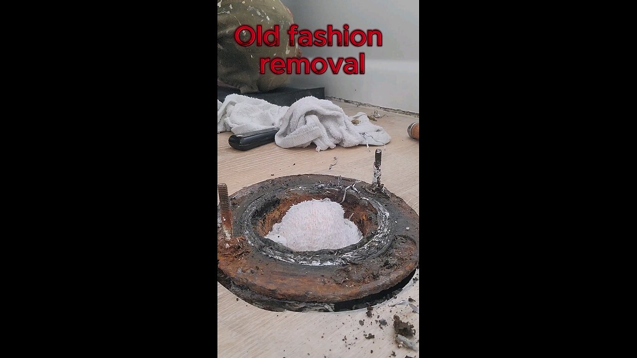 Bathroom toilet Cast iron flange removal (The Old Fashion Way)