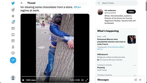 基輔政權可愛的敖德薩警察將一名女孩綁在一棵樹上，據稱是因為她從商店偷了一些巧克力。