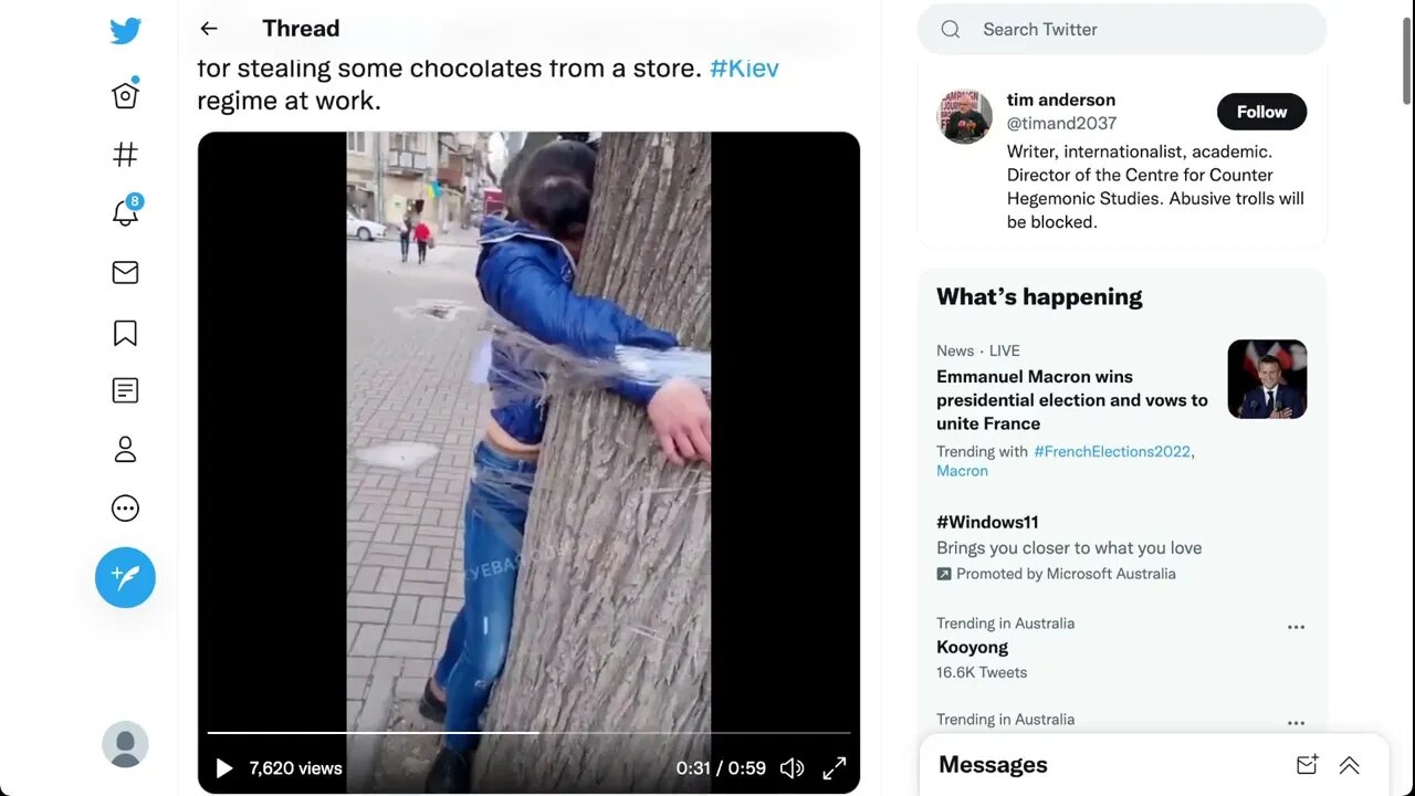 基輔政權可愛的敖德薩警察將一名女孩綁在一棵樹上，據稱是因為她從商店偷了一些巧克力。