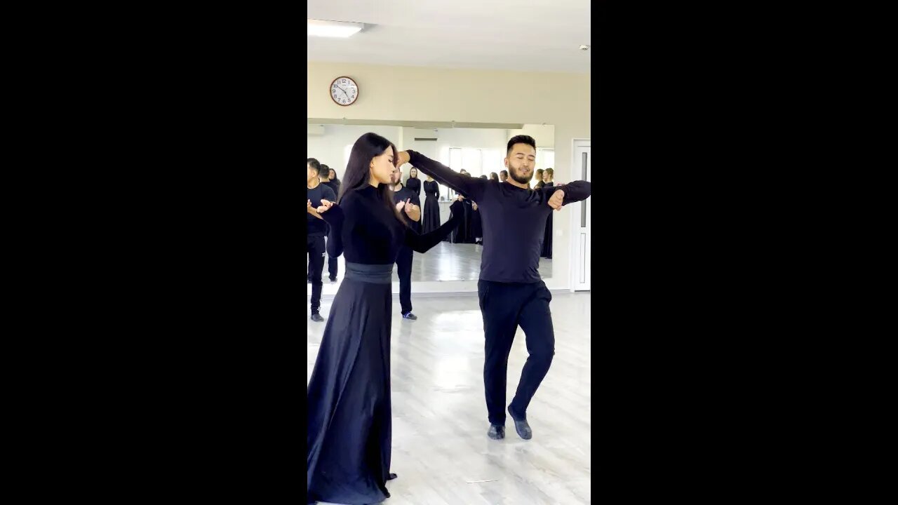 Красавица - Девушка из Казахстана танцует с Парнем Темирлан Сулейменов Лезгинка