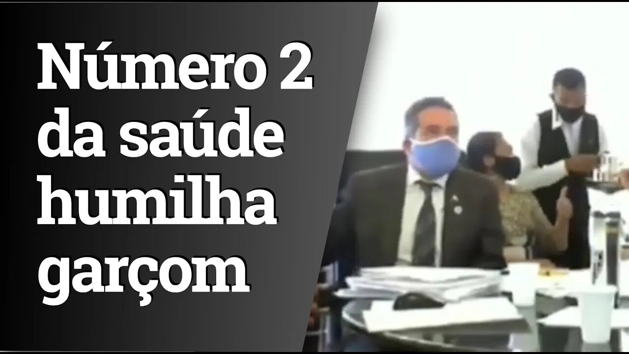 Elcio Franco, número 2 da saúde, humilha garçom em live