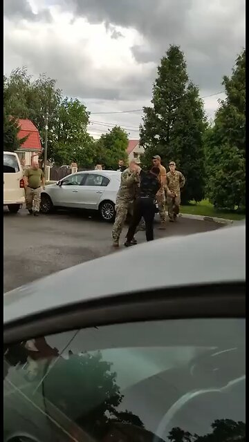📰🇺🇦Yet another #Ukrainian being dragged of the streets of #Ukraine #UkraineRussiaWar