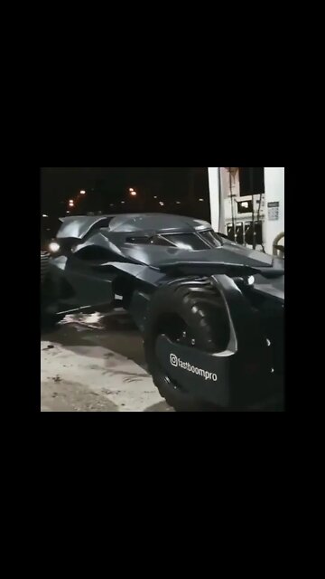 Batmovel abastecendo