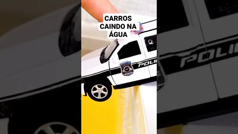 vários carros se movendo e caindo na água #carros #shorts #short #diecastcars #youtubeshorts