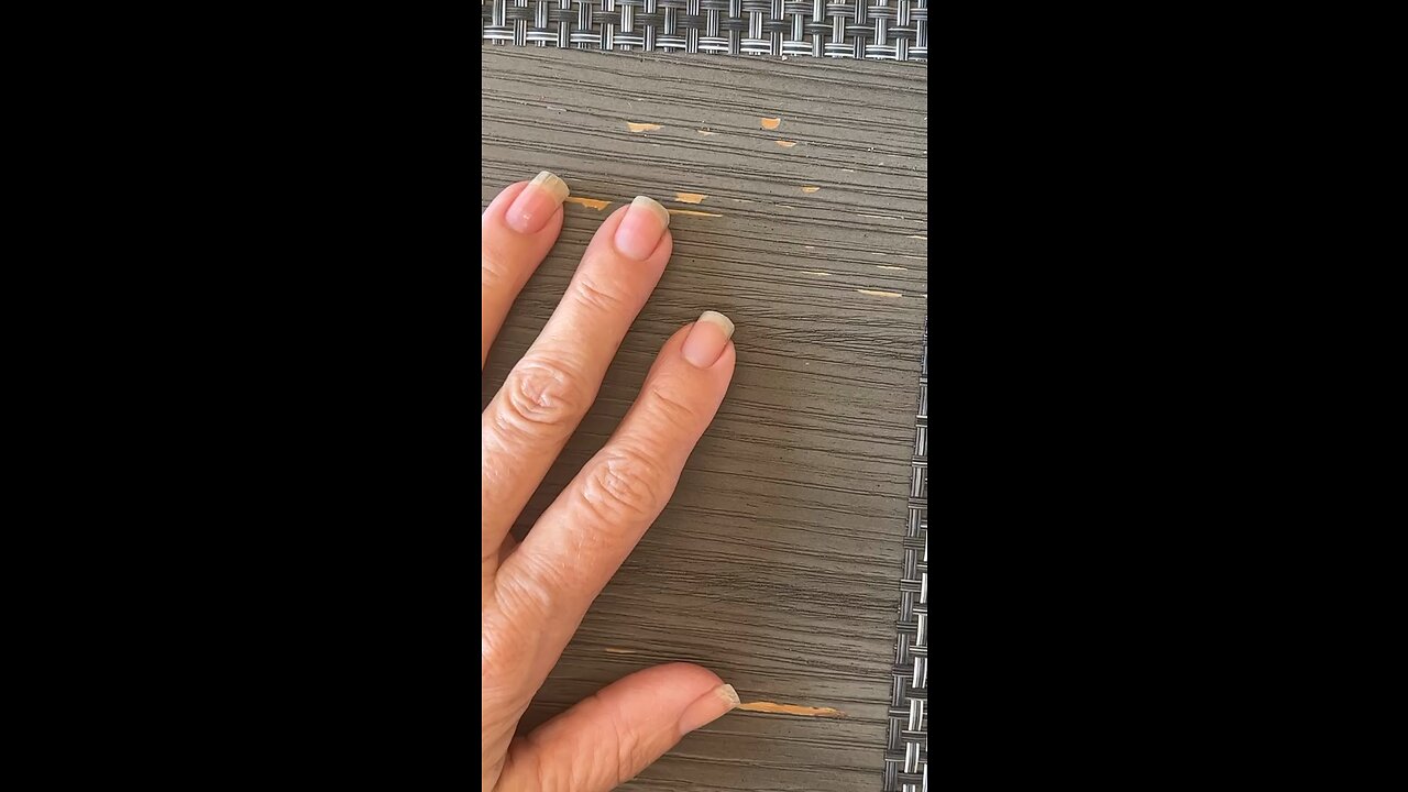 Cleaning dirt-stained fingernails