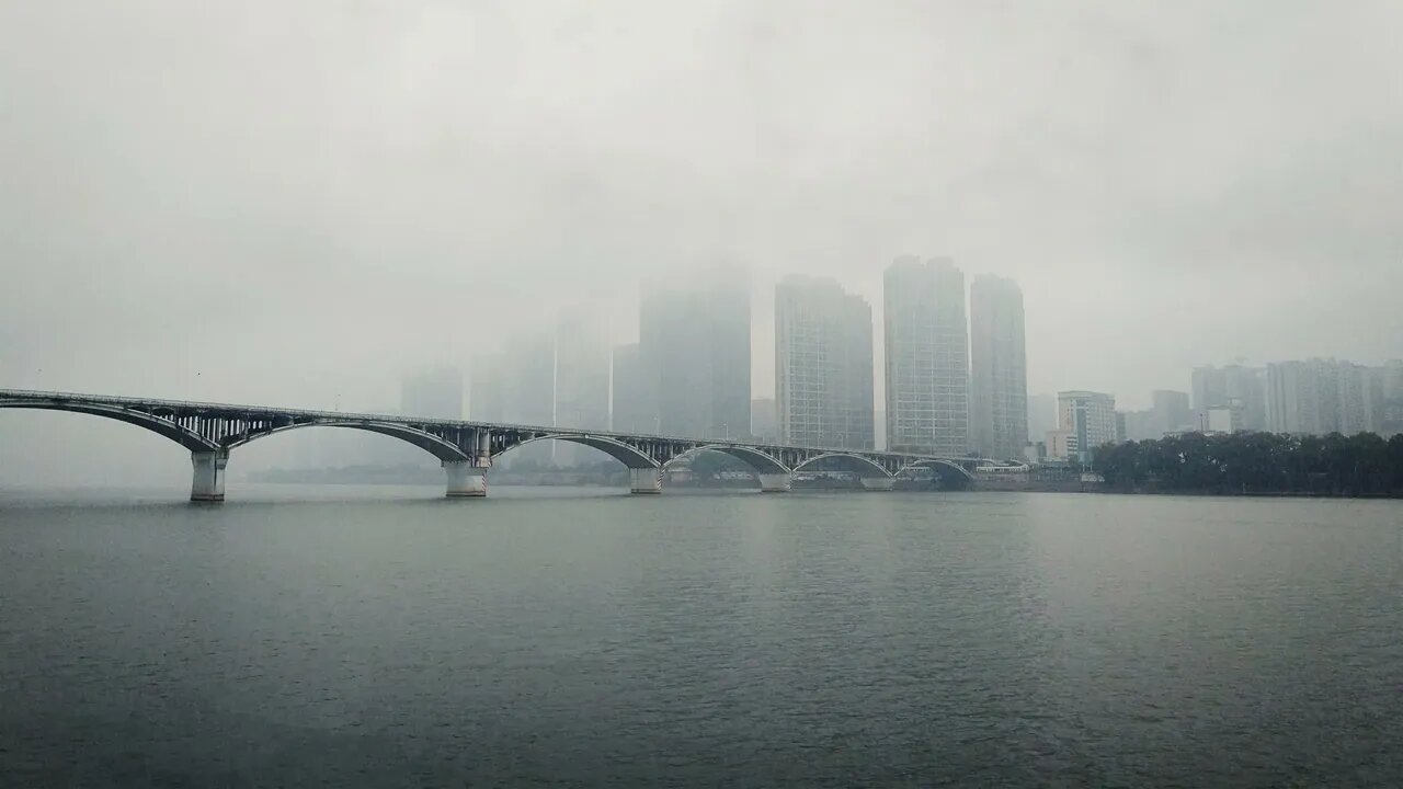 Rainy day in Changsha with a view of the Juzizhou bridge crossing the Xiang Jiang