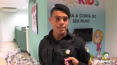 Sargento Almeida da Polícia Militar de Alta Floresta recebe da Credisis cestas basicas