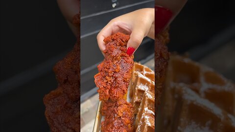 You NEED these HOT FRIED CHICKEN & WAFFLES at Namkeen in Brooklyn, NYC! 🍗🧇🔥