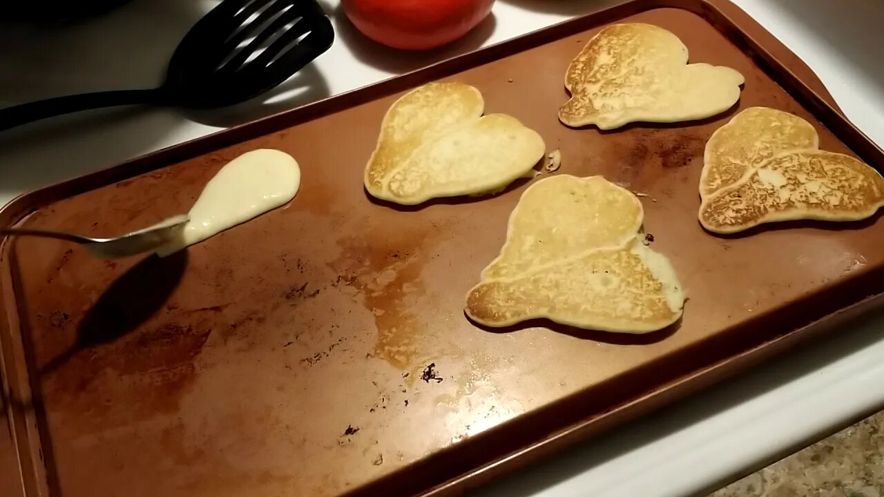 HAPPY VALENTINE'S DAY! COOKING HEART SHAPED PANCAKES WITH THEGLASSMAN!