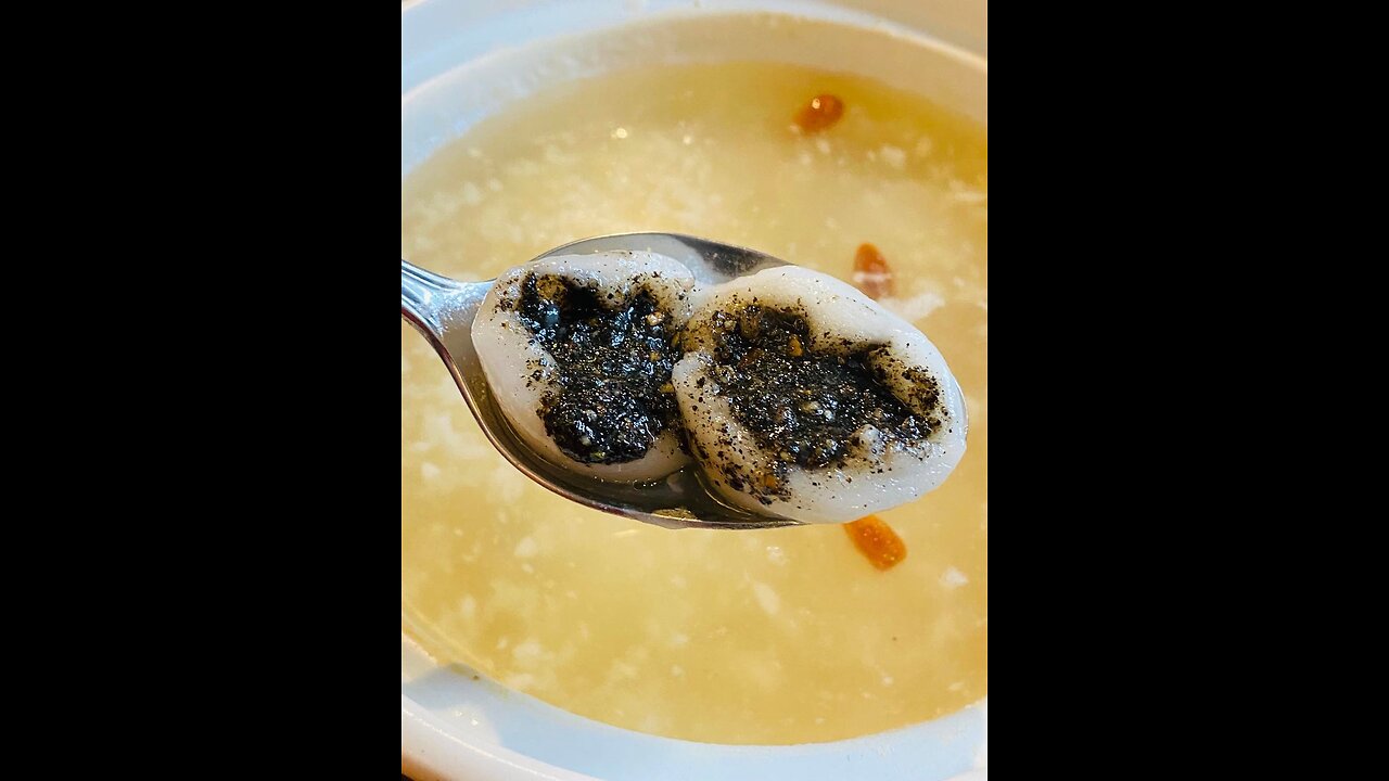 Chinese Black Sesame Stuffed Rice Dumplings 黑芝麻汤圆