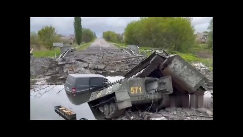 🔥 У Харківській області, під час втечі загарбників, звалилася техніка з мосту та пішла за кораблем 🐟