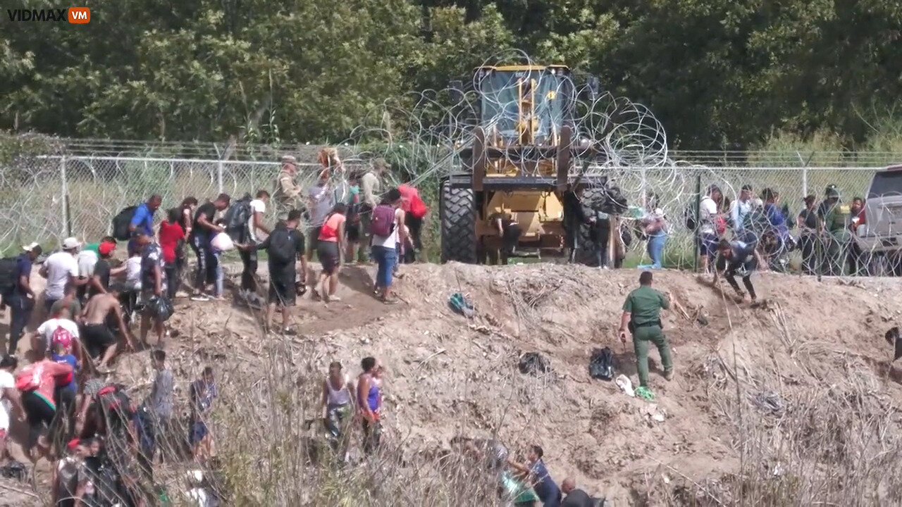 The Federal Government Is Using A Forklift To Raise Razor Wire To Let Illegals In From Mexico