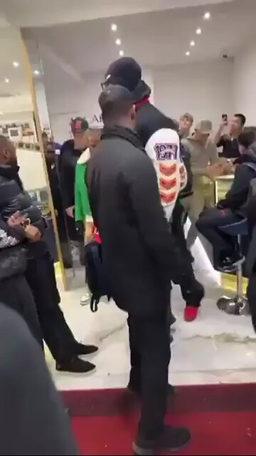 Boxing legend Floyd Mayweather was attacked by a vicious mob in London