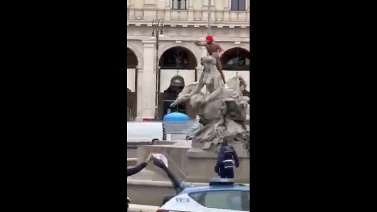 Straniero mostra Green Cazz alla polizia - Roma, Piazza della Repubblica - 08.12.2021