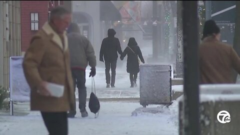 Shoppers brave the cold for last-minute deals, doctors urge people to bundle up